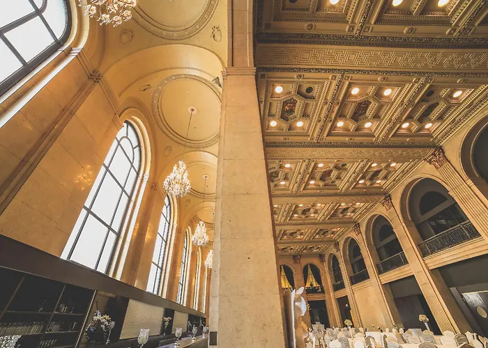 One King West Hotel&Residence